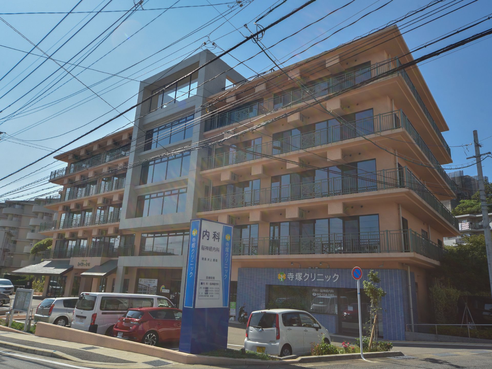 施設には、同じ建物の1階に内科、神経科クリニックが併設されている。施設玄関前とクリニック玄関前それぞれに駐車場を設け車利用を可能にしている。