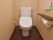 居室のトイレは、家庭用トイレと変わらない雰囲気を保ちながらも、壁にナースコールと緊急用ボタンを装備し安全性には配慮している。
