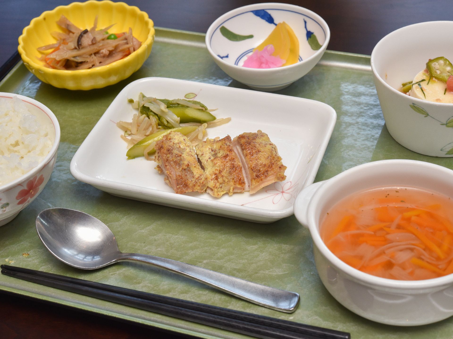 ご飯と汁物、野菜料理の小鉢が付いた食事