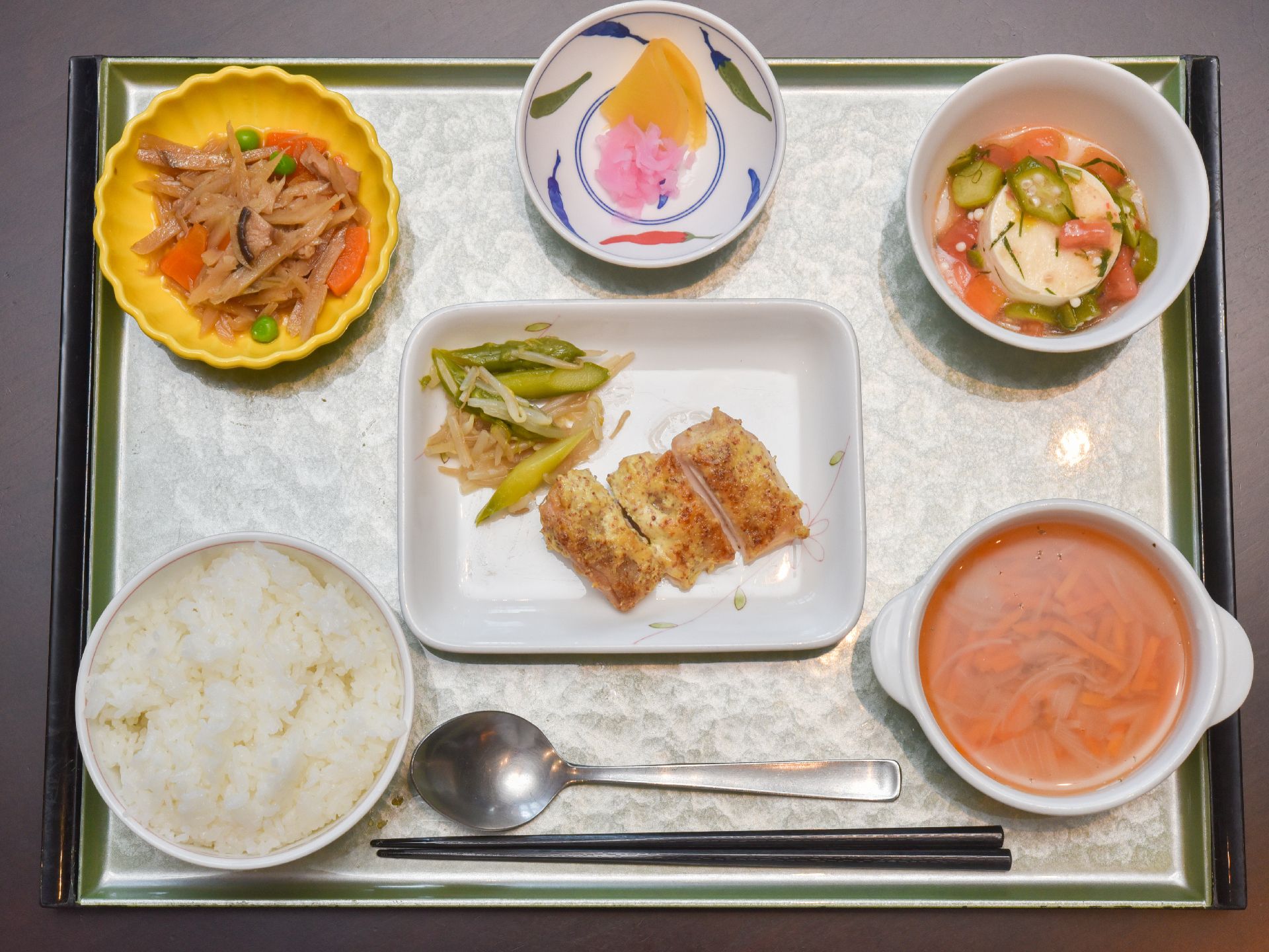 トレイに、ご飯と汁物を含めて6品が用意されている。主菜と副菜があり栄養バランスのとられた配分と、必要な量が確保されている。