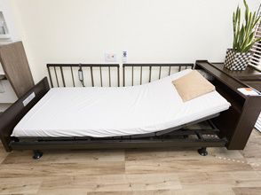 シックな色合いの介護ベッドが設置されている。入居者様の身体の負担を軽減する充実した設備が用意されている。