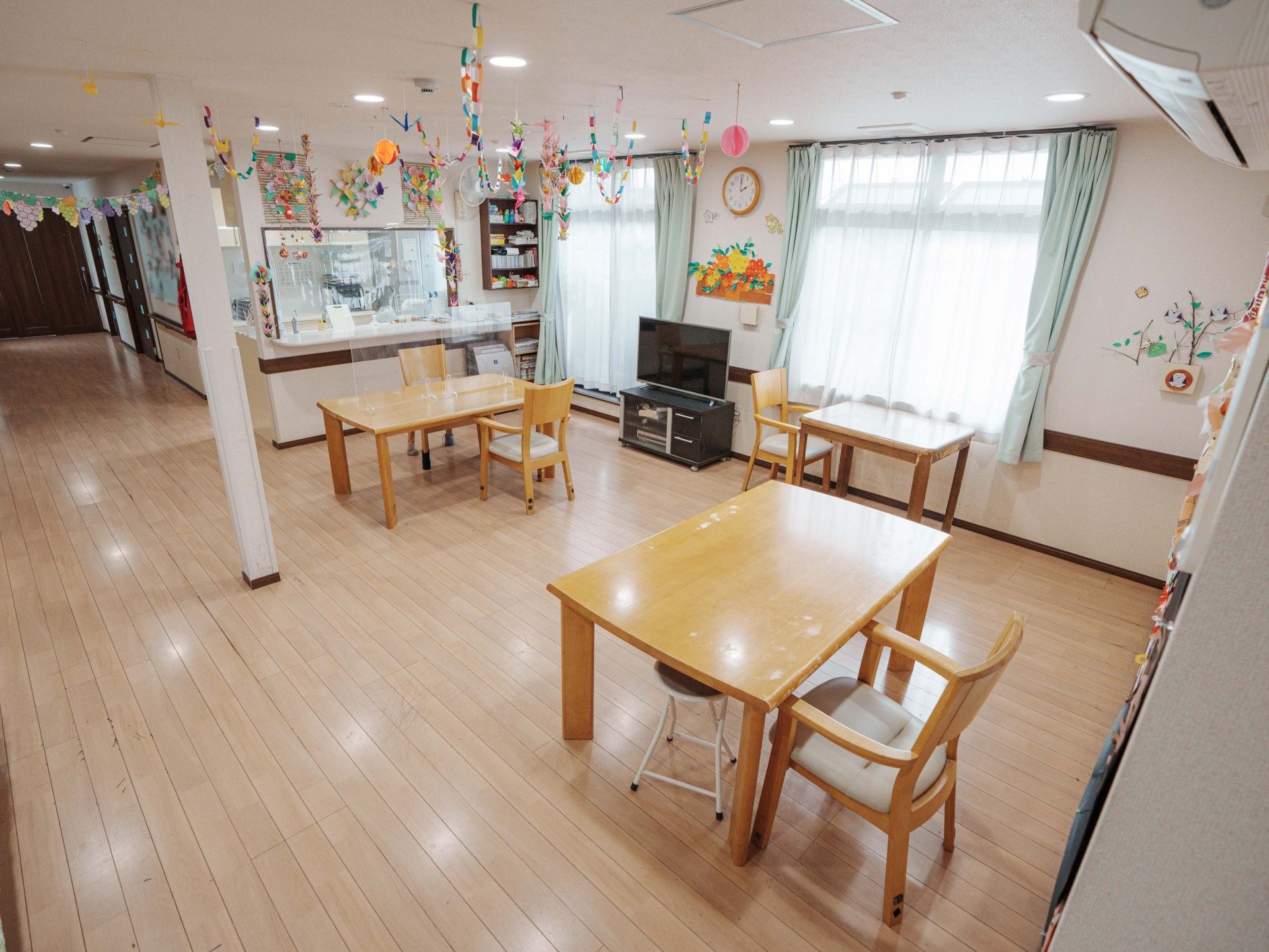 天井にはカラフルな折り紙で作られた製作物が飾ってある