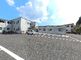 広々とした駐車場の風景