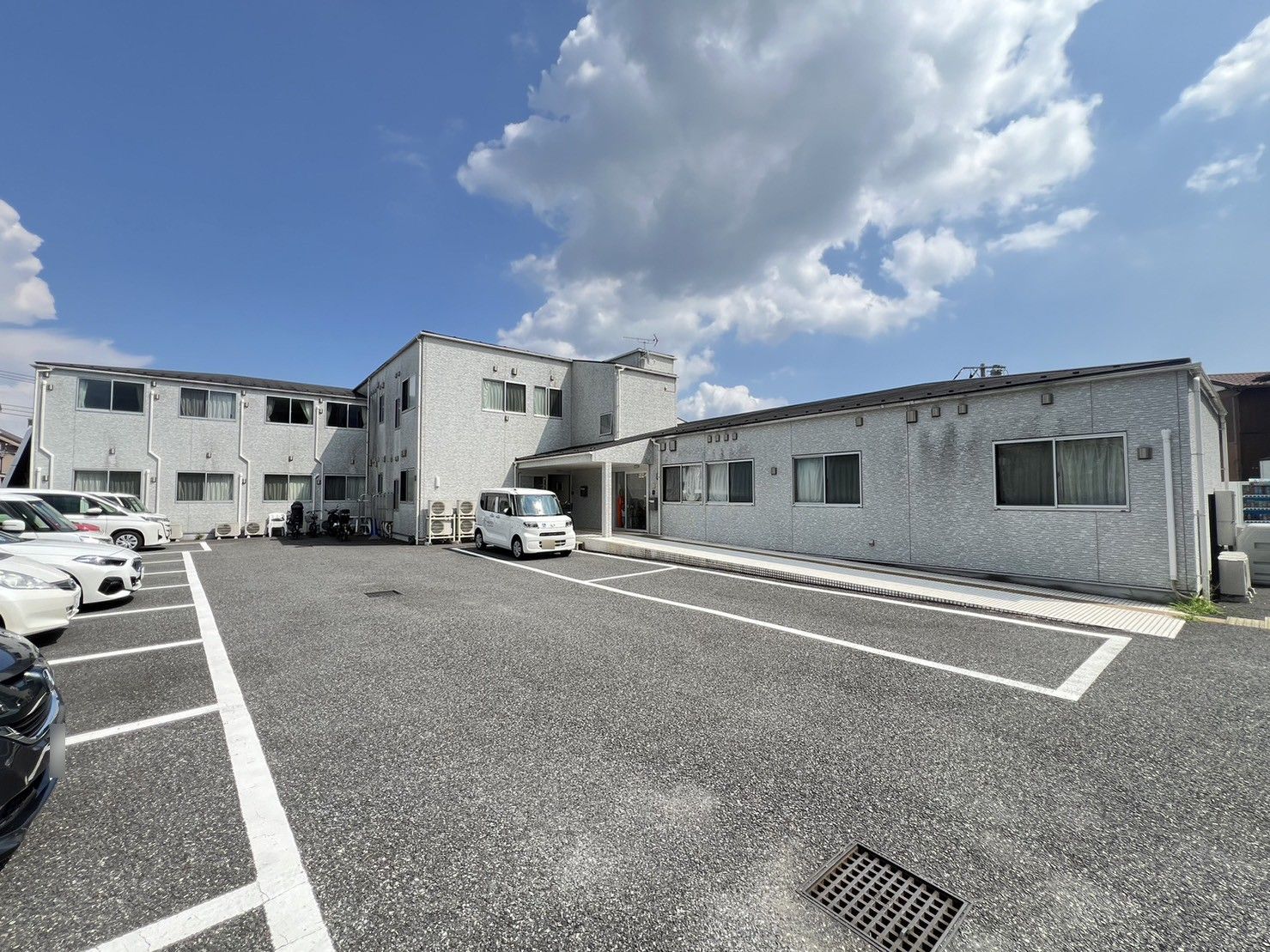 すべての居室にエアコンが完備されている、２階建ての施設