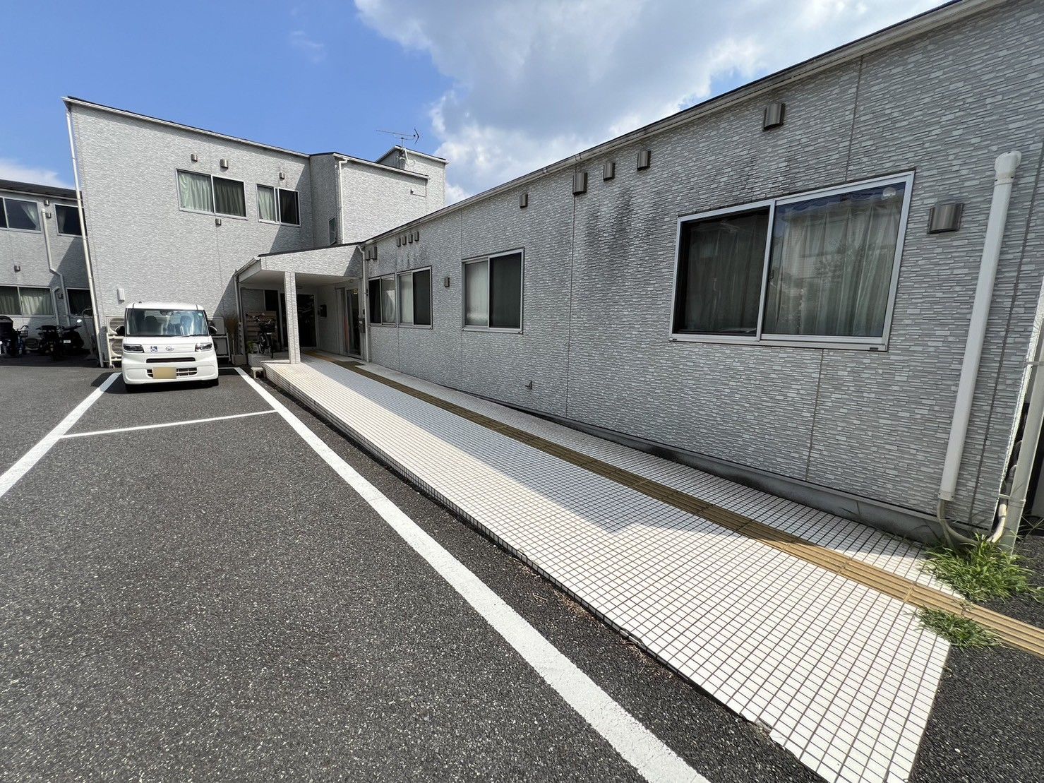 明るい外観の建物入口