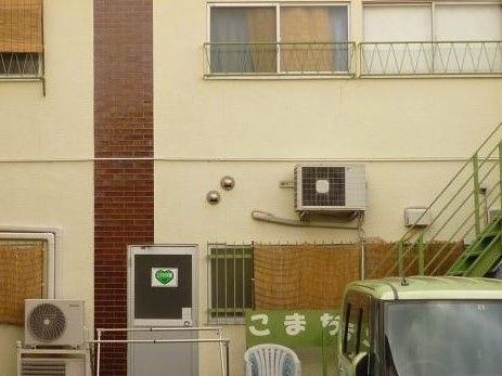 建物の横には、駐車スペースを完備しているので、エントランスまでの移動が楽である。窓にはよしずが取り付けられている。