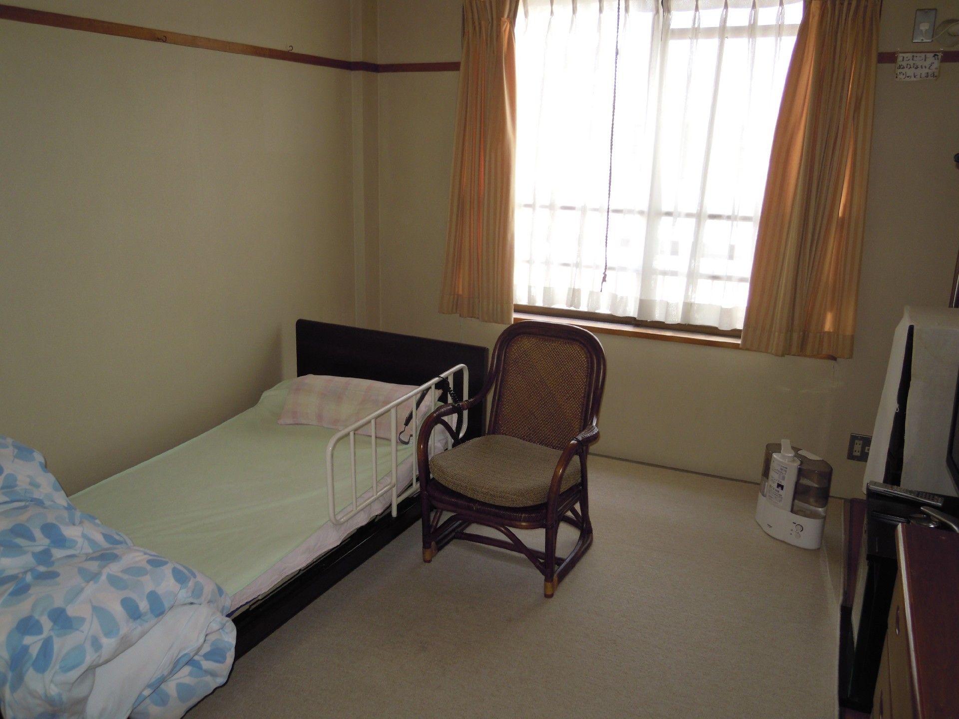 部屋には、ベッドからの落下を防ぐガードを取り付けている。加湿器などを置き、日頃から健康面に配慮して過ごしている。