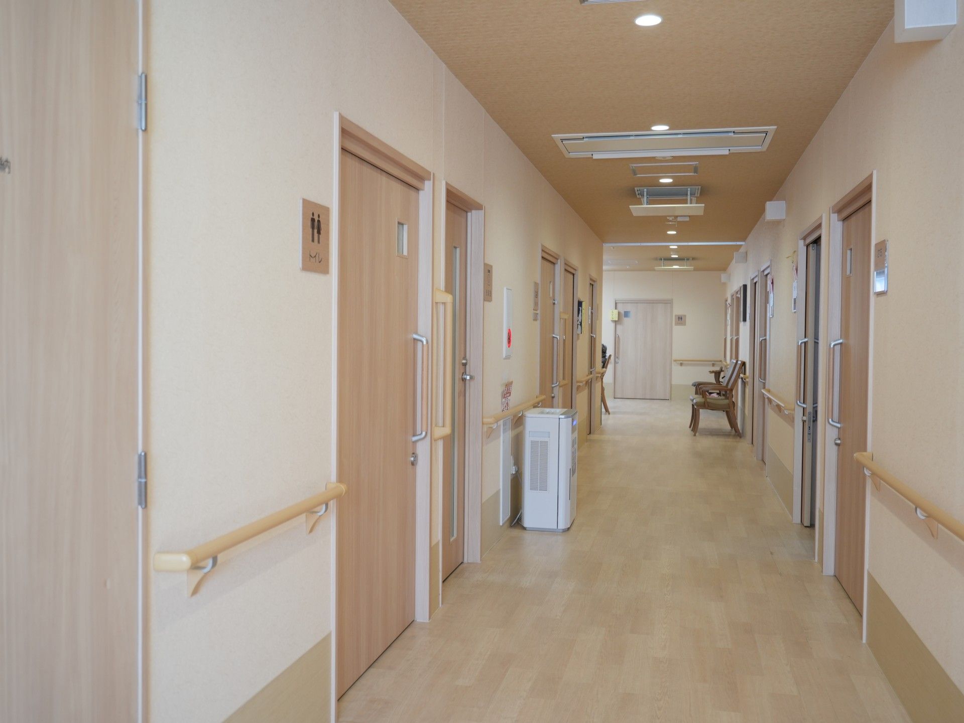 清潔な廊下と居室の扉