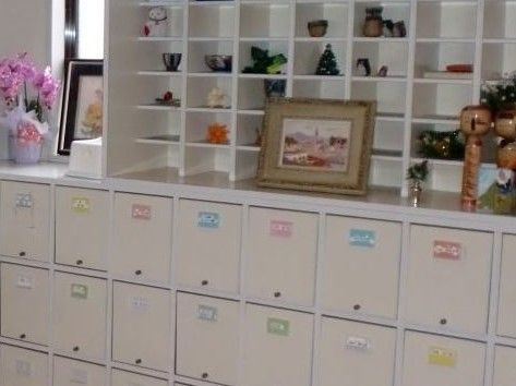 蓋が閉まる棚の上には、飾り棚がある。小さな棚には、陶器や置物が飾られており、アットホームな雰囲気の空間である。