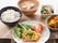 色合いも鮮やかな、ある日の食事例の写真。医食同源の言葉通り、美味しく栄養豊かな食事は、健やかな毎日を作る“藥”にも匹敵するものである。