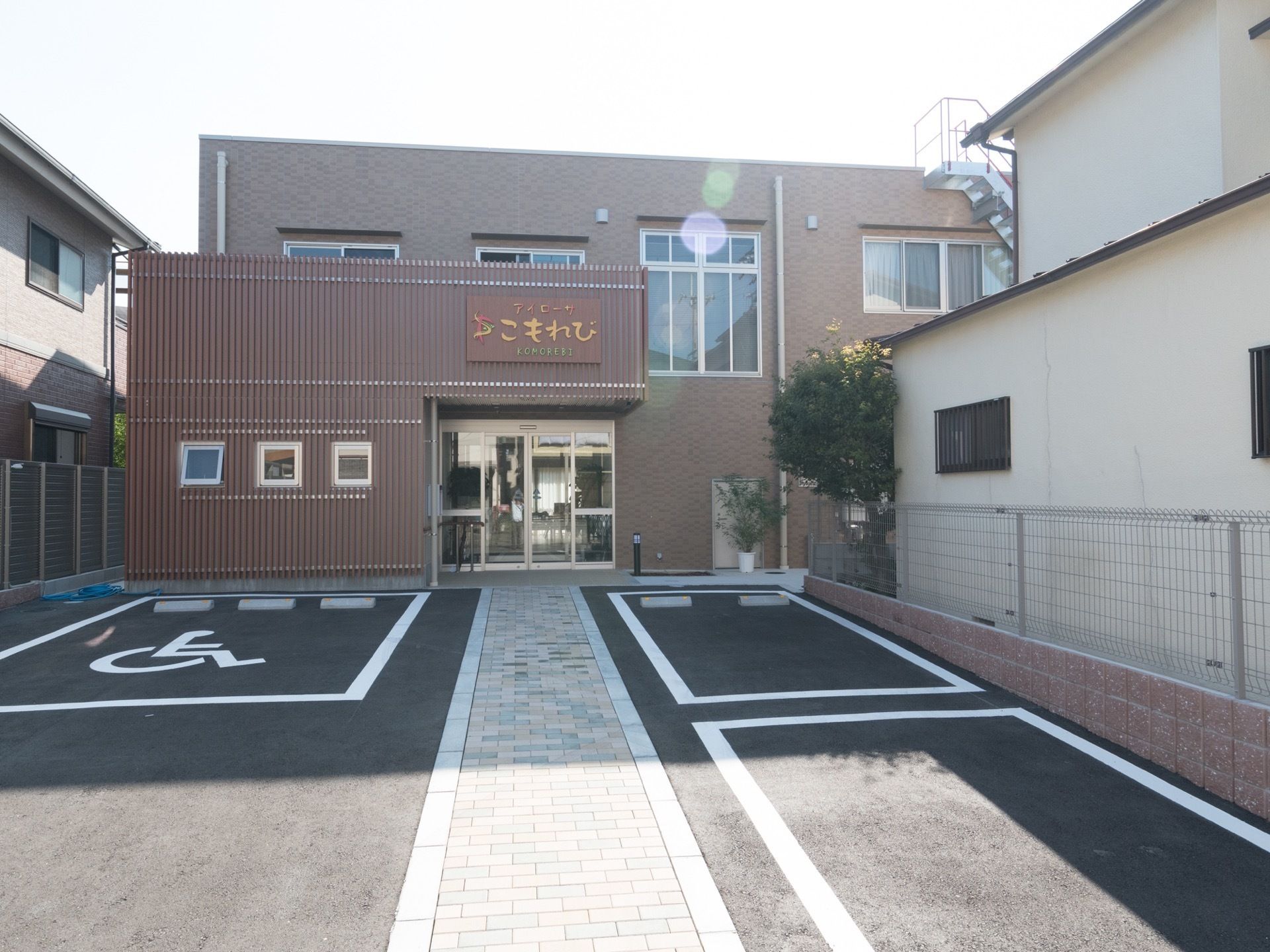 施設の玄関前に駐車場が完備されている。玄関に近いところに障害者優先マークが明記されたスペースが用意されている。