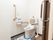 トイレには高齢者でも使いやすい洋式トイレが設置されている。ひじ掛けや背あてが追加され、壁には手すりやナースコールが付いている。