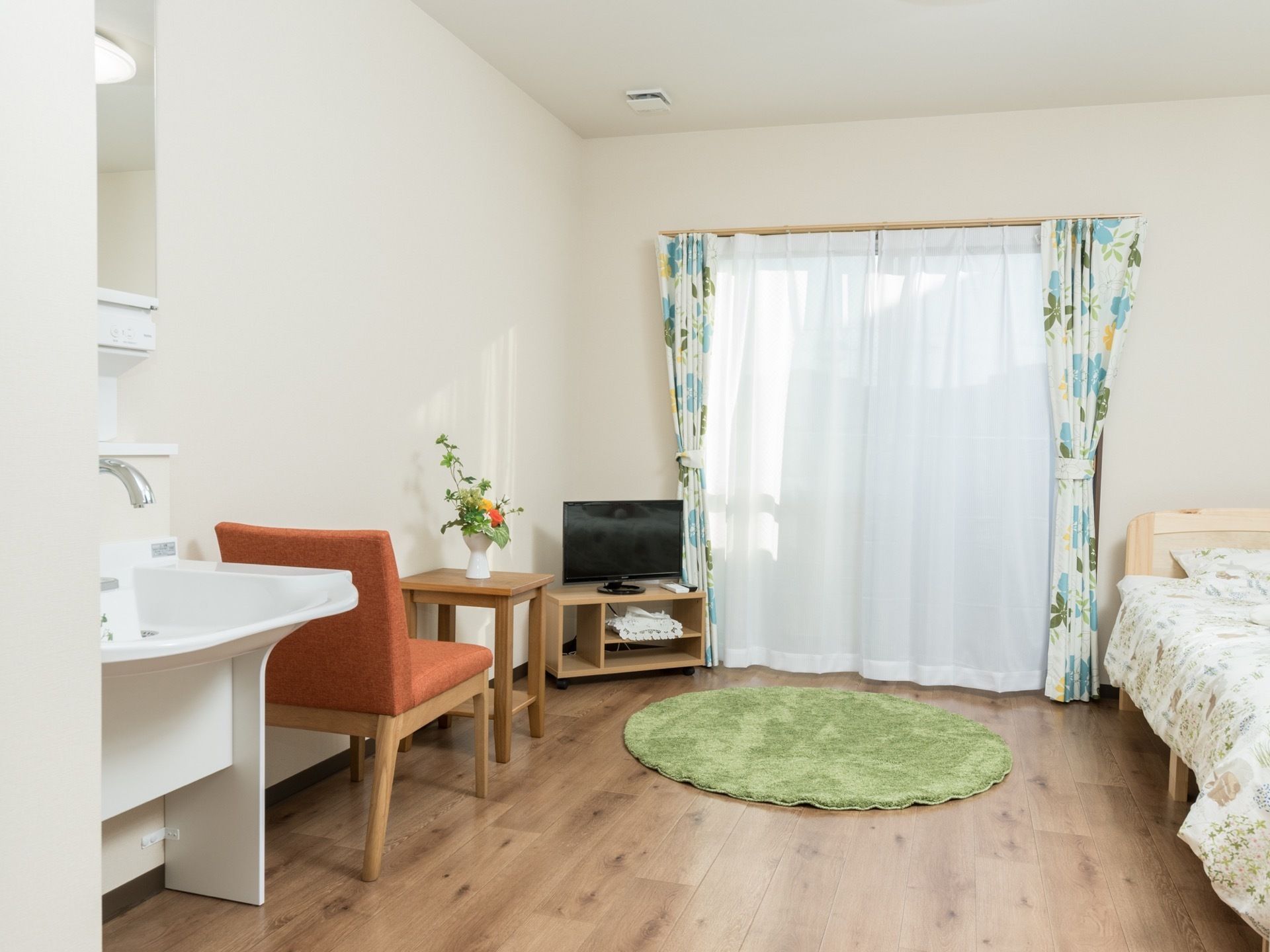 大きな窓のある明るいワンルームタイプの部屋。ベッドなどの家具を設置してもゆとりのある広さがあるので、快適に過ごせる。