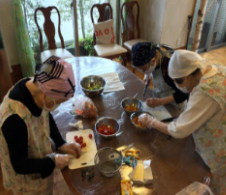 調理を楽しむ皆さんの様子