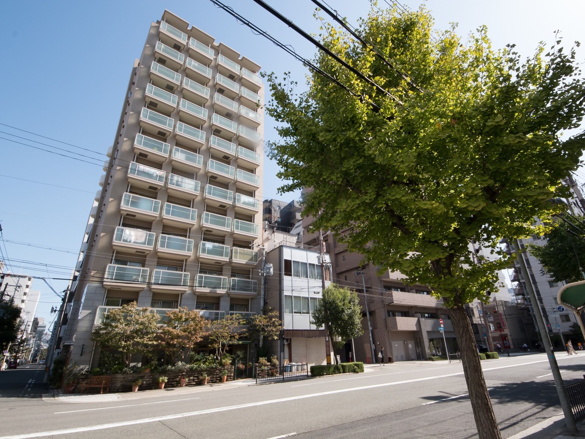 メイン通りに面した鉄筋コンクリート造りの12階建ての建物である。徒歩圏内には最寄りの駅もあり、交通の便も良好である。