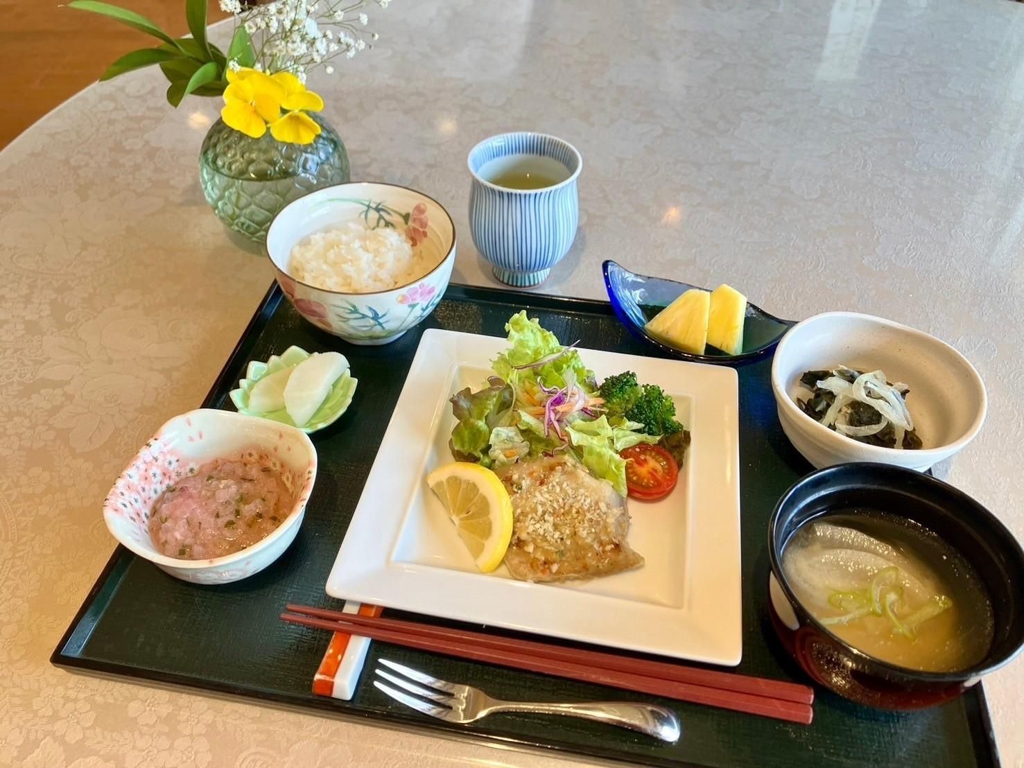 光あふれる食卓と料理