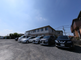 広々とした施設の駐車場