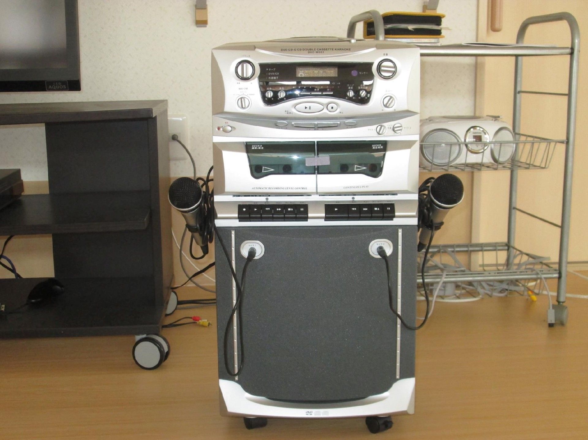 共有スペースのテレビの前に置かれている、カラオケ装置