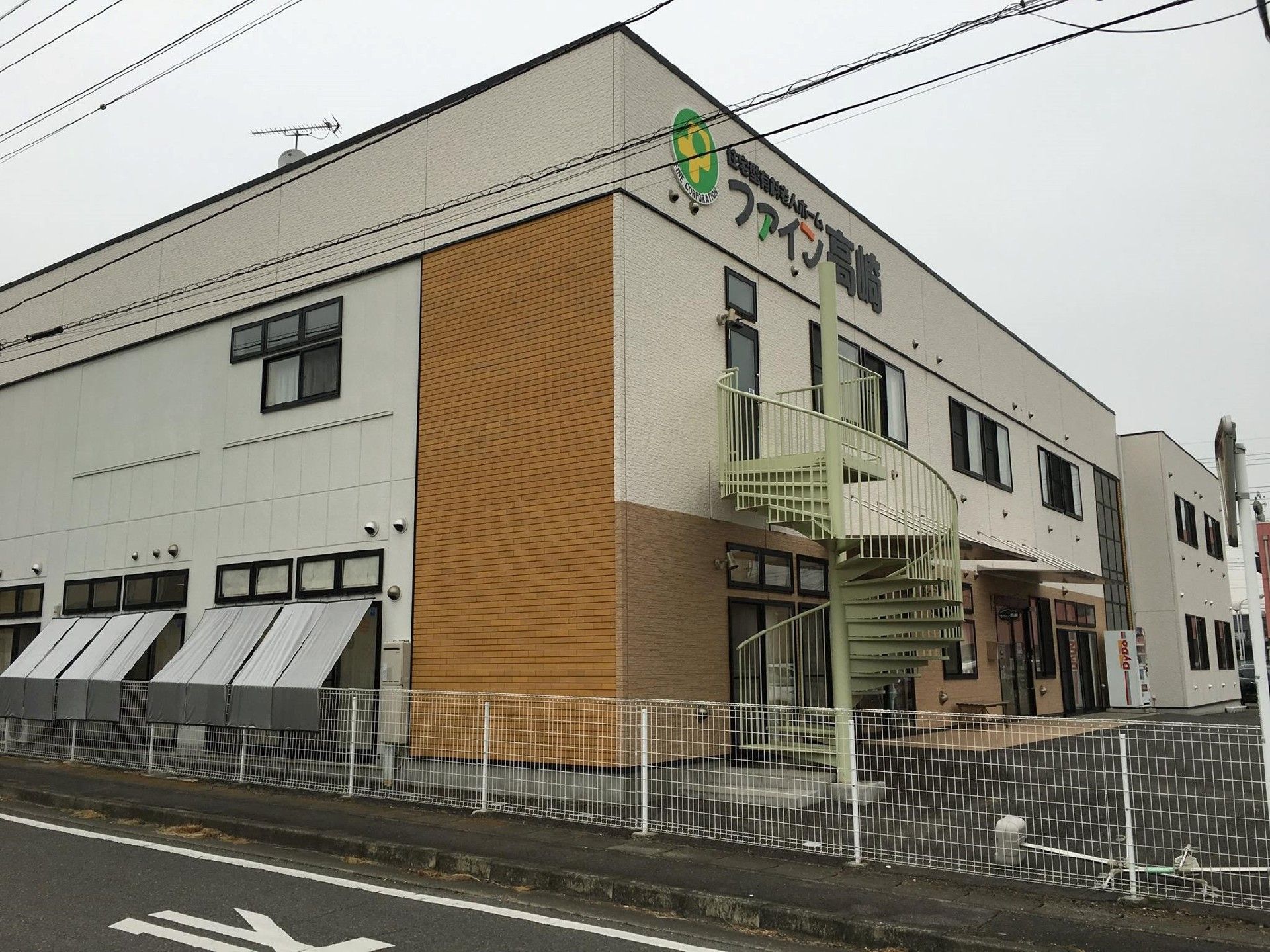 ２回の非常用出口から、螺旋階段が設置されている建物