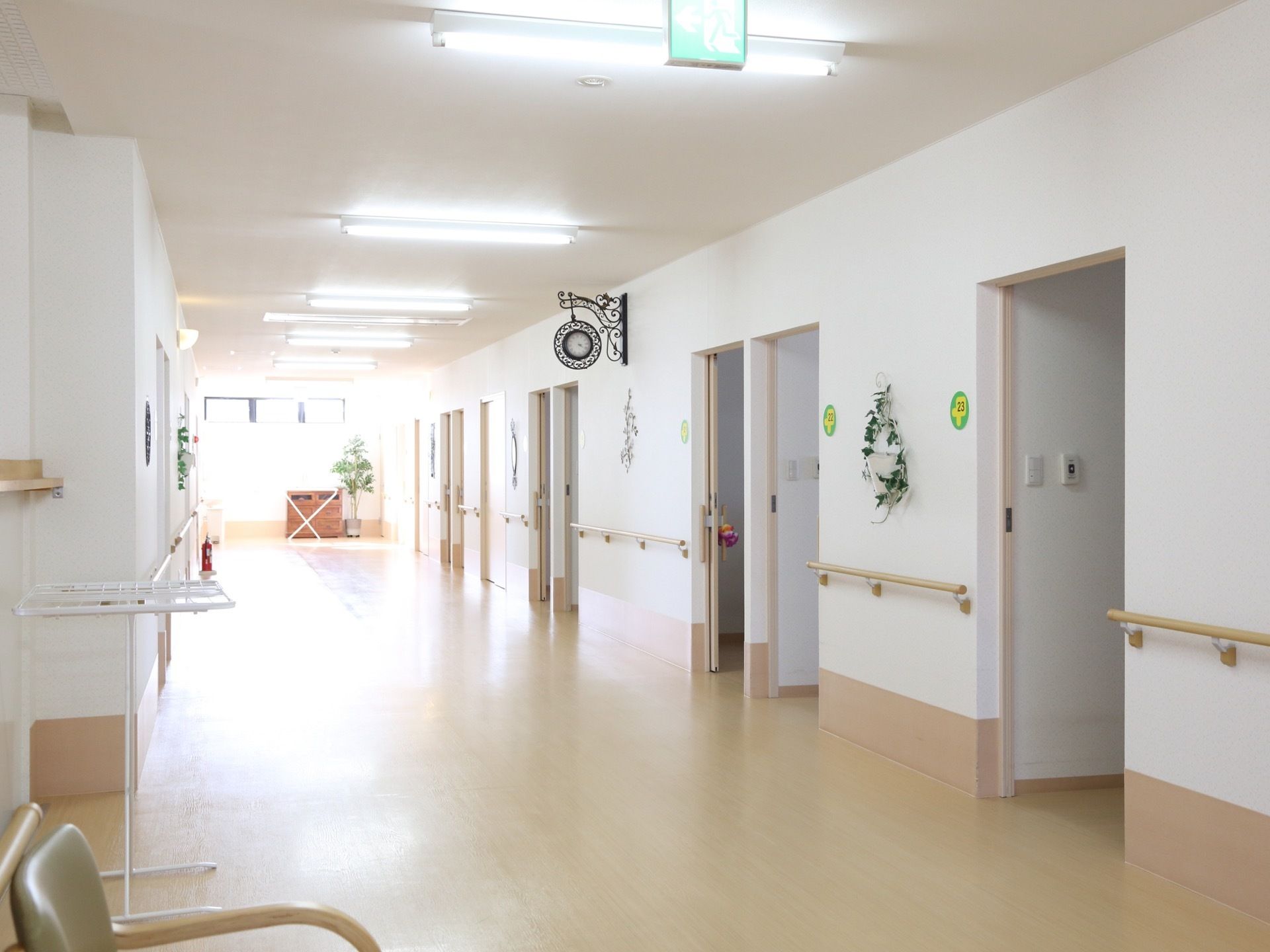 明り取りの窓があり、広く明るい通路。白を基調とした清潔感溢れる内装である。随所にグリーンの装飾がある。壁面に手すりを設置。