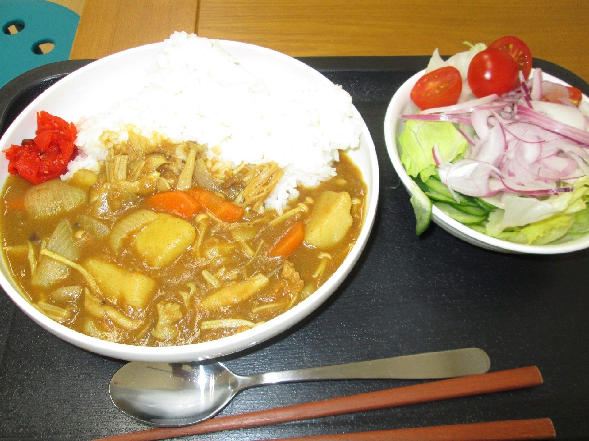 野菜がたくさん入った栄養面にも考慮されたお食事。新鮮さがあふれるサラダなど、メニューにもこだわって提供している。