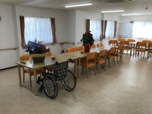 車椅子のまま、食事することのできる高さのテーブルが置かれている食堂