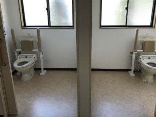 トイレは広々としている。トイレのドアは引き戸となっている。内部は手すりが設置してあるため、多くの人が利用しやすい。