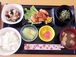 一汁三菜の彩りの良い食事。それに漬物とデザートがつく。一口サイズに切ってあるため、誰でも食べやすい。