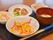 おかずが3皿、それと主食と汁物が用意されている。主食は白飯ではなく、食欲をそそるようなメニューに工夫されている。