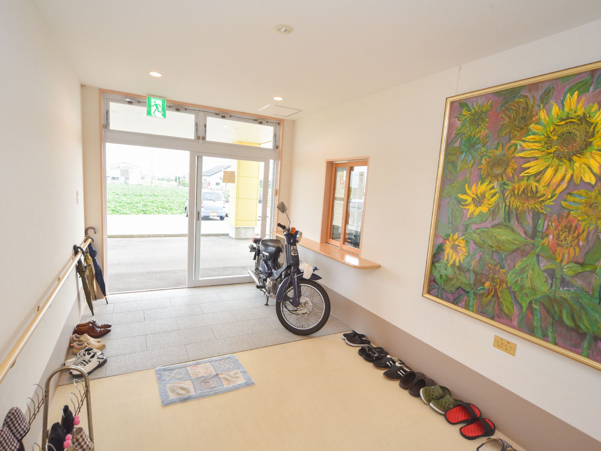 段差のないバリアフリーを採用した、バイクを停められる広い玄関