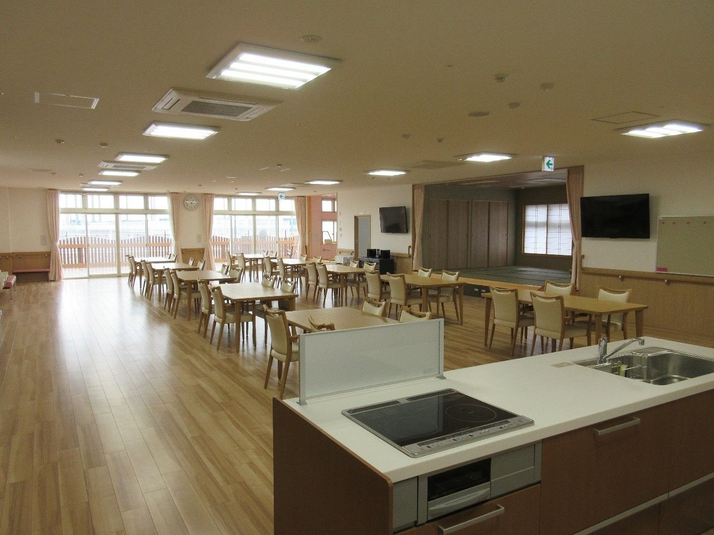 リビングには、アイランドキッチンが備え付けられている。スタッフが入居者様の様子を見ながら食事などを作ることが可能。
