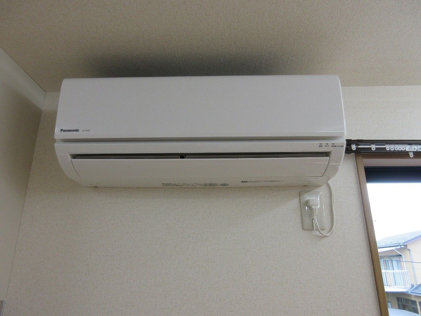 居室の窓際にエアコンが設置されている。入居者様の体調に合わせた温度設定により、快適に過ごすことができる。