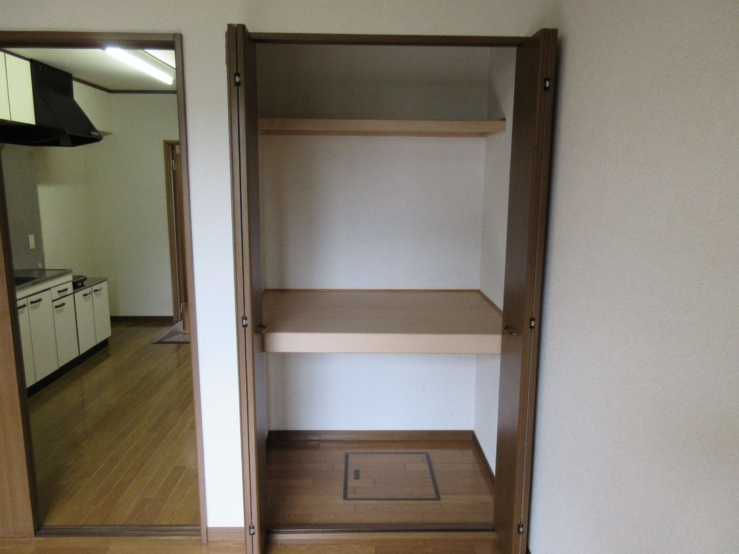 居室に収納スペースが設けられている。仕切り板により3段に区切られており、多くのものを片付けることができる。