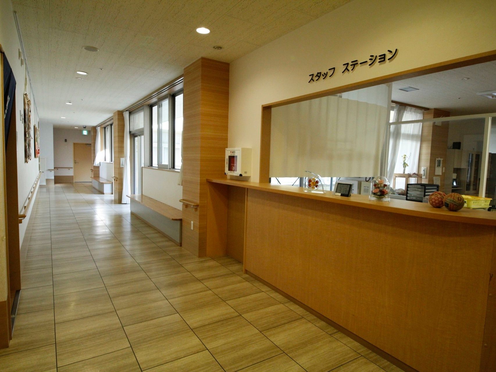 通路はフラットで、車椅子でも楽に移動ができる。腰高窓があり陽光が射す明るい通路にはベンチが設置され、休憩することができる。