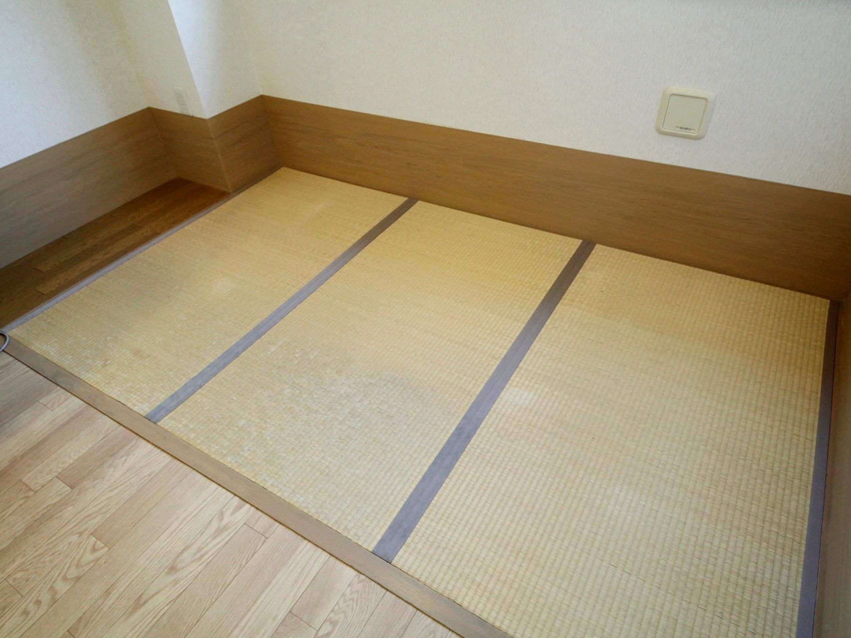 居室には洋室部分だけでなく畳のスペースもある。約３畳分あり、寝転んだりゆっくり足をのばしたりすることができる。