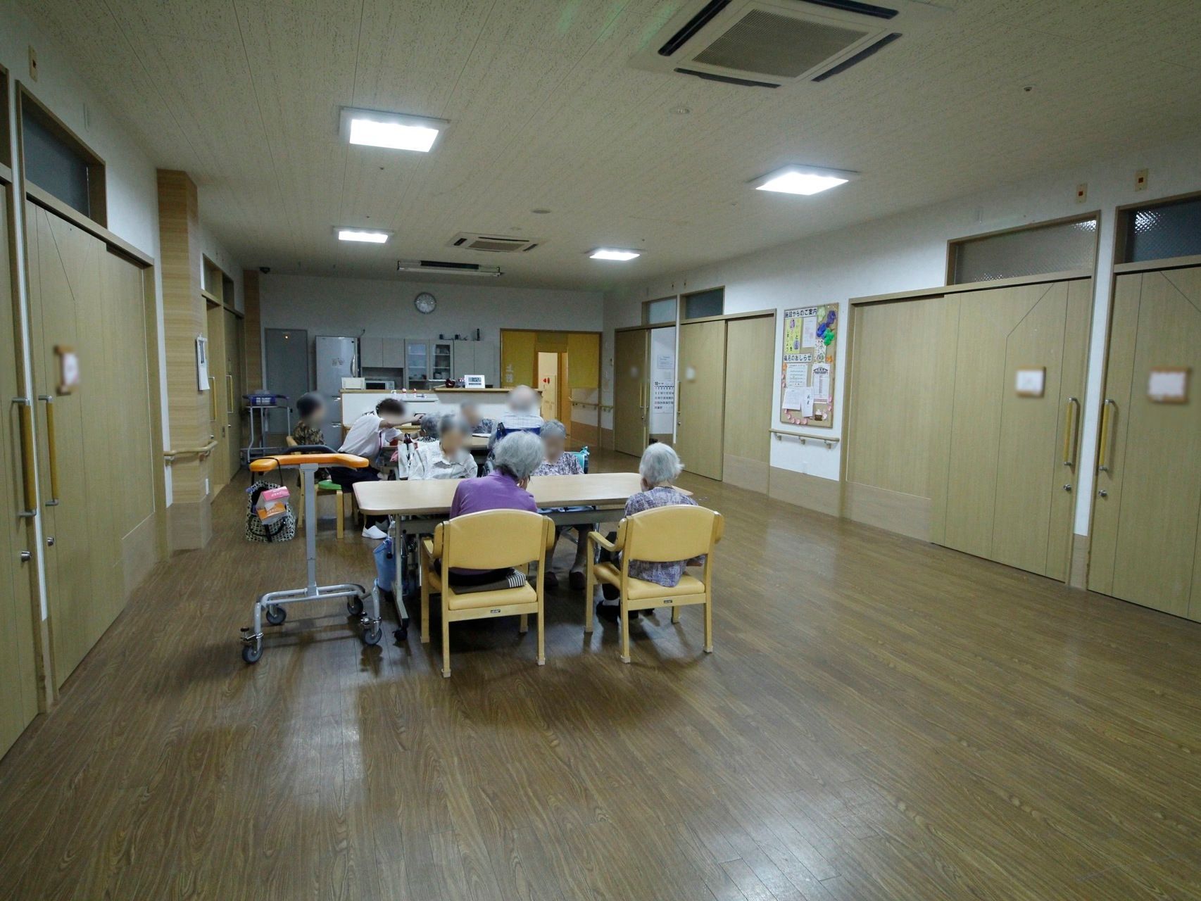 居室、他の部屋と食堂を結ぶ通路はバリアフリーなので、車椅子のまま出入りができる。大きなテーブルで入居者様同士会話をしながら食事が楽しめる。