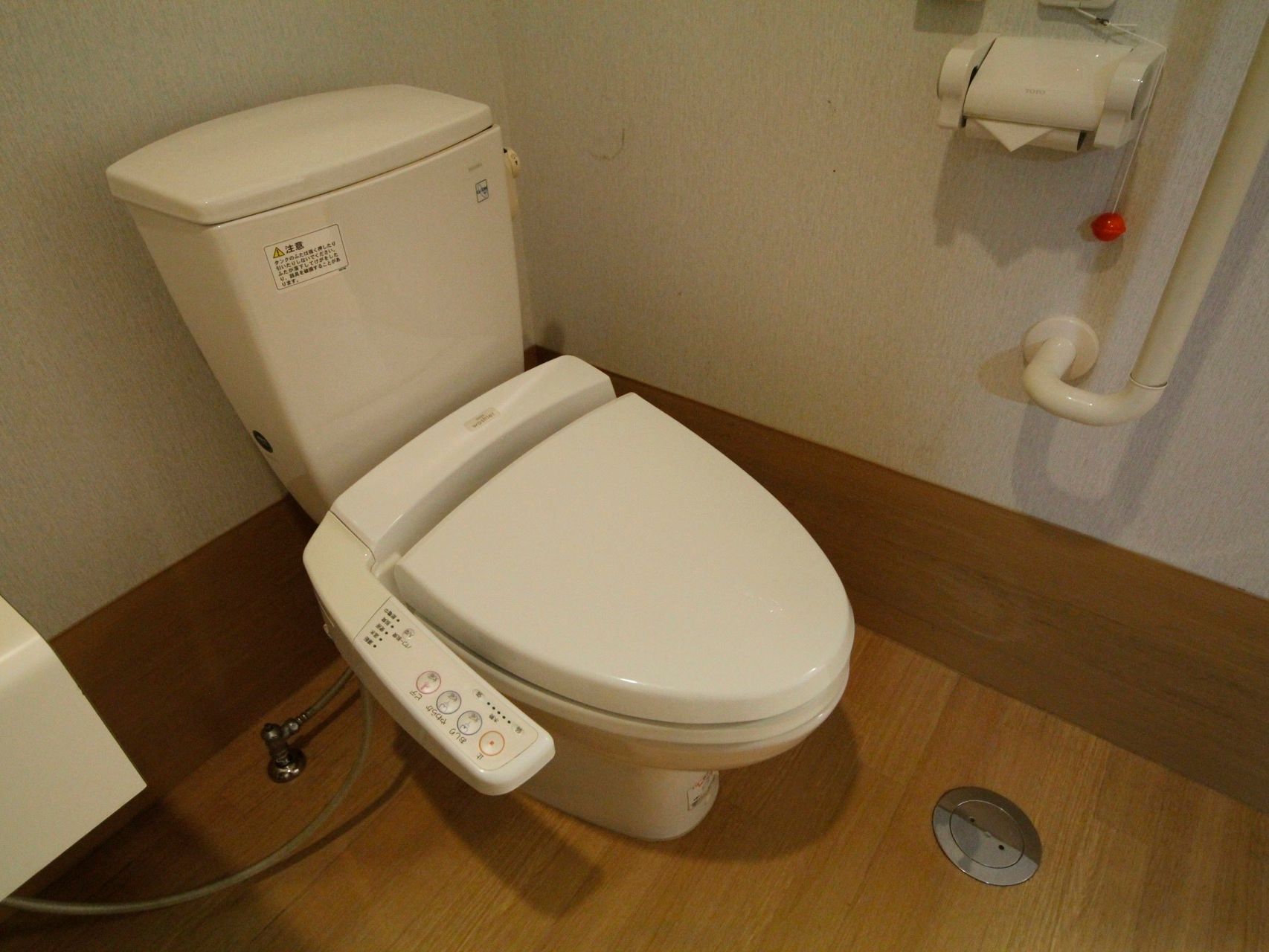 トイレは洋式で、壁に手すりがあるため、立ったり座ったりするのが楽である。緊急用ブザーがあり、何かあった時にスタッフを呼べる。
