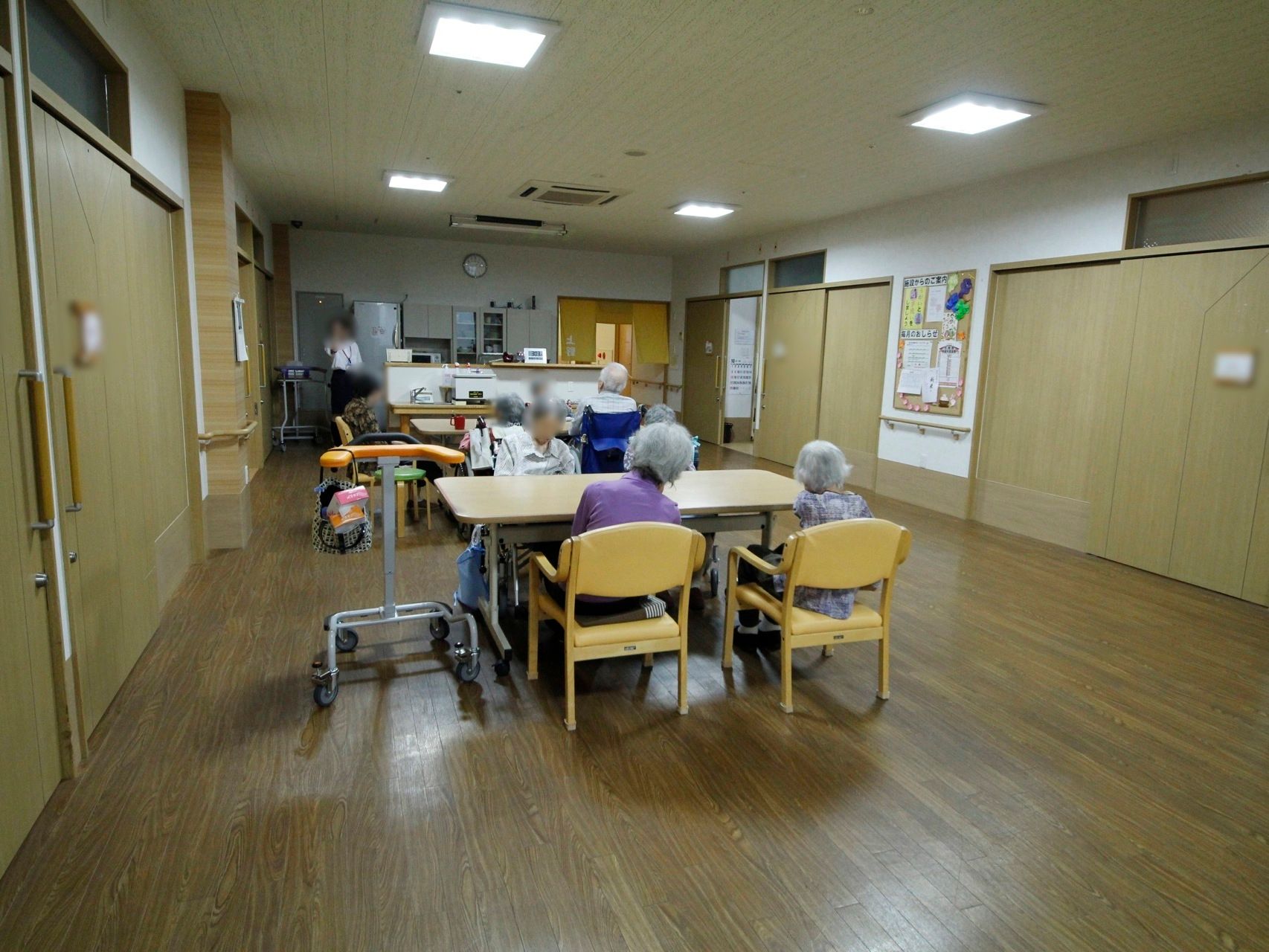 食堂と居室の通路は遮るものがないバリアフリーで、フローリングなので、車椅子の入居者様でも自分一人で席に着き食事をすることができる。