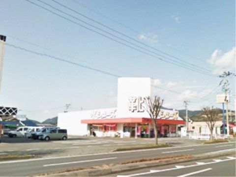 幸ハウス野中の周辺環境。靴をお買い求めすることが気軽にできます。駐車場完備なので車で御利用できます。