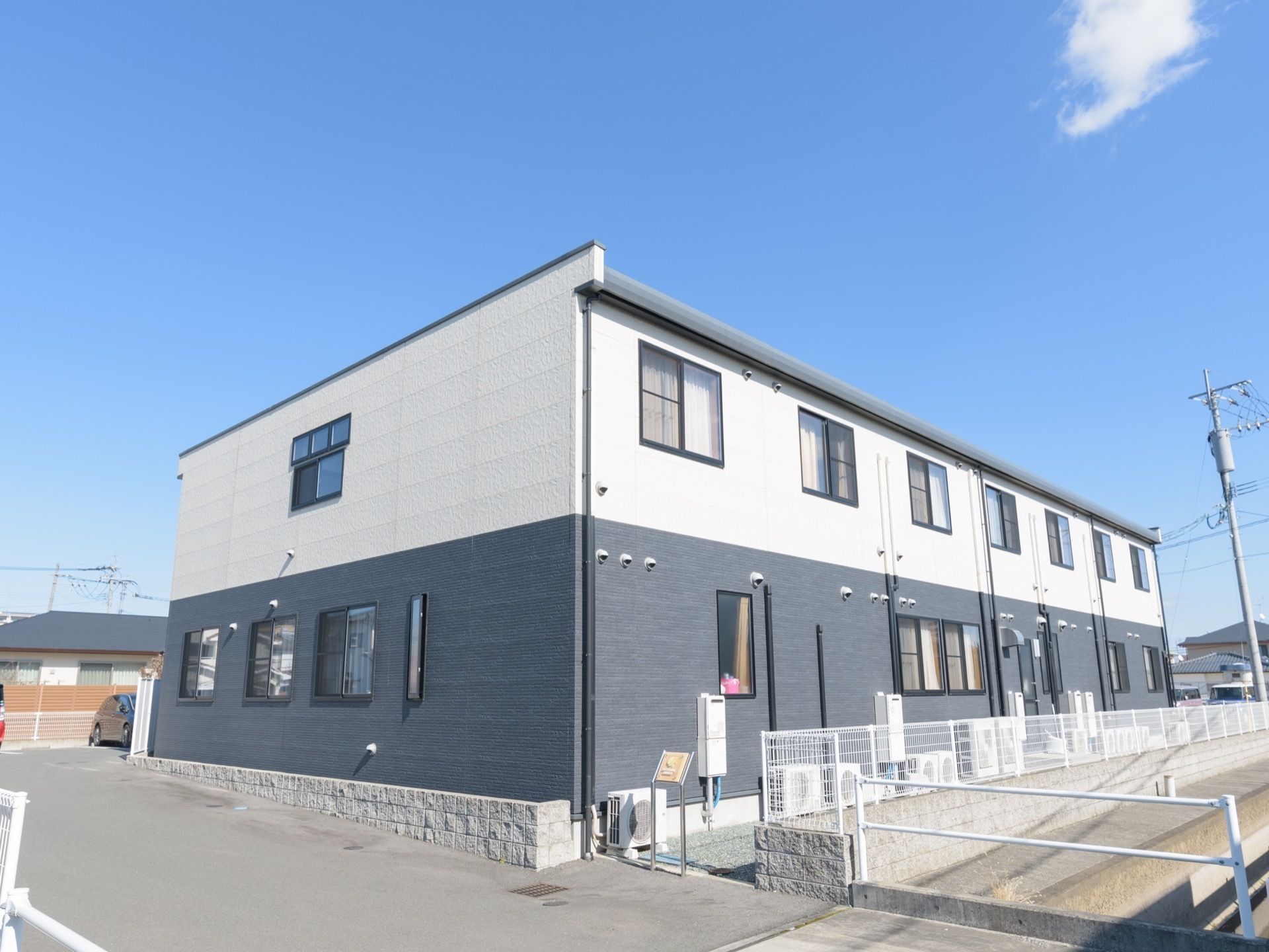 2階建ての新築の建物である。駐車場が建物の横にあるので移動距離が短く入居者様にとって楽で、車での来所も便利である。
