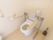 明るい清潔感のあるトイレである。立ち上がりや座る時に便利なバーが便器の両側に完備されているので1人でも安心である。