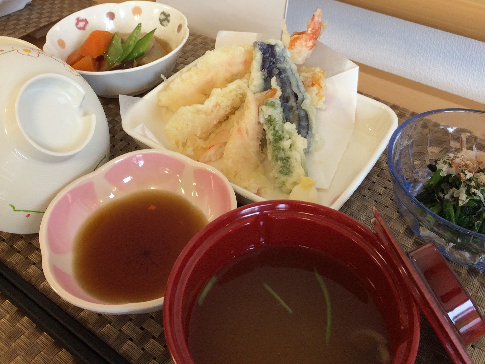 天ぷらや汁物、小鉢など、バランスよく彩りも良い食事。入居者様の好みに合わせて食事を作ることも可能になっている。