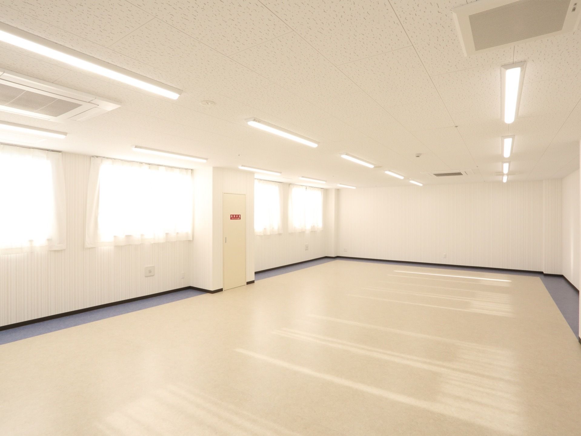 施設には様々な用途に使用できる広い共有スペースがある。フロアは全面フラットで、複数の窓を設けた明るい空間である。