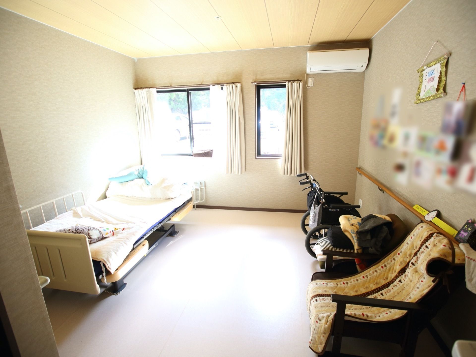 壁にはたくさんの飾りつけがされており、窓が大きく明るい居室