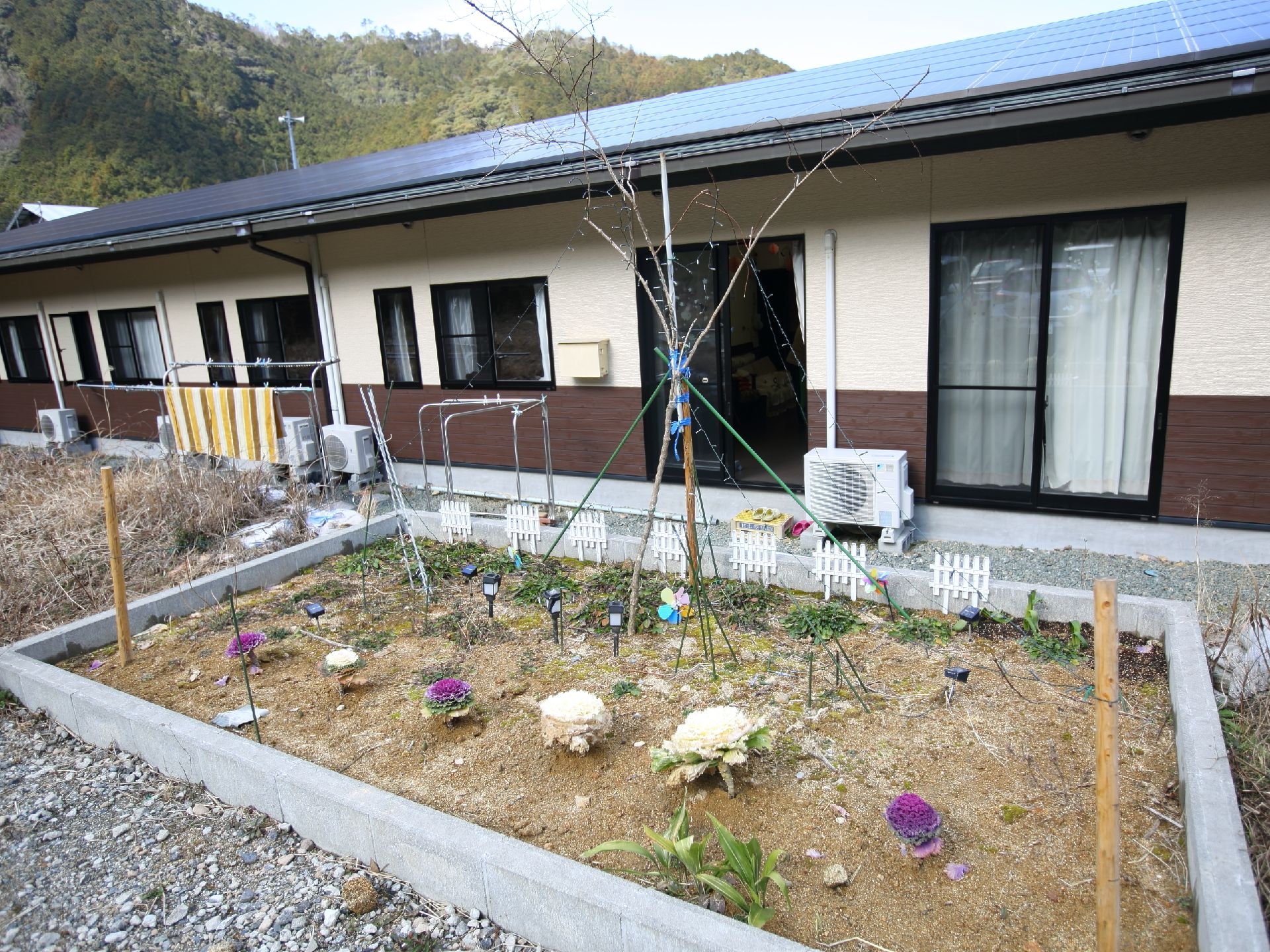 施設内から眺めることのできる、花や木が植えられた花壇