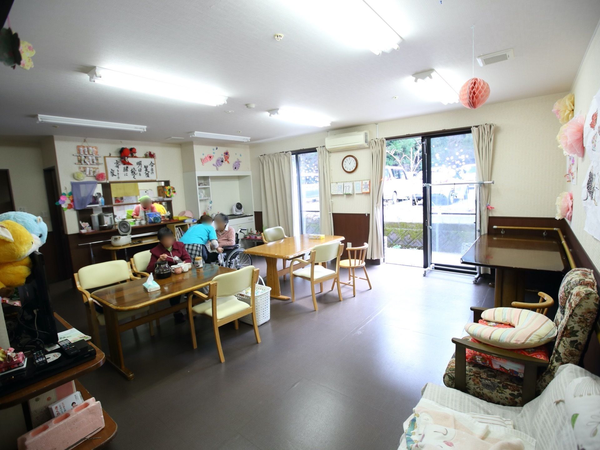 たくさんの手作りの飾りが飾られ、楽しい雰囲気の食堂