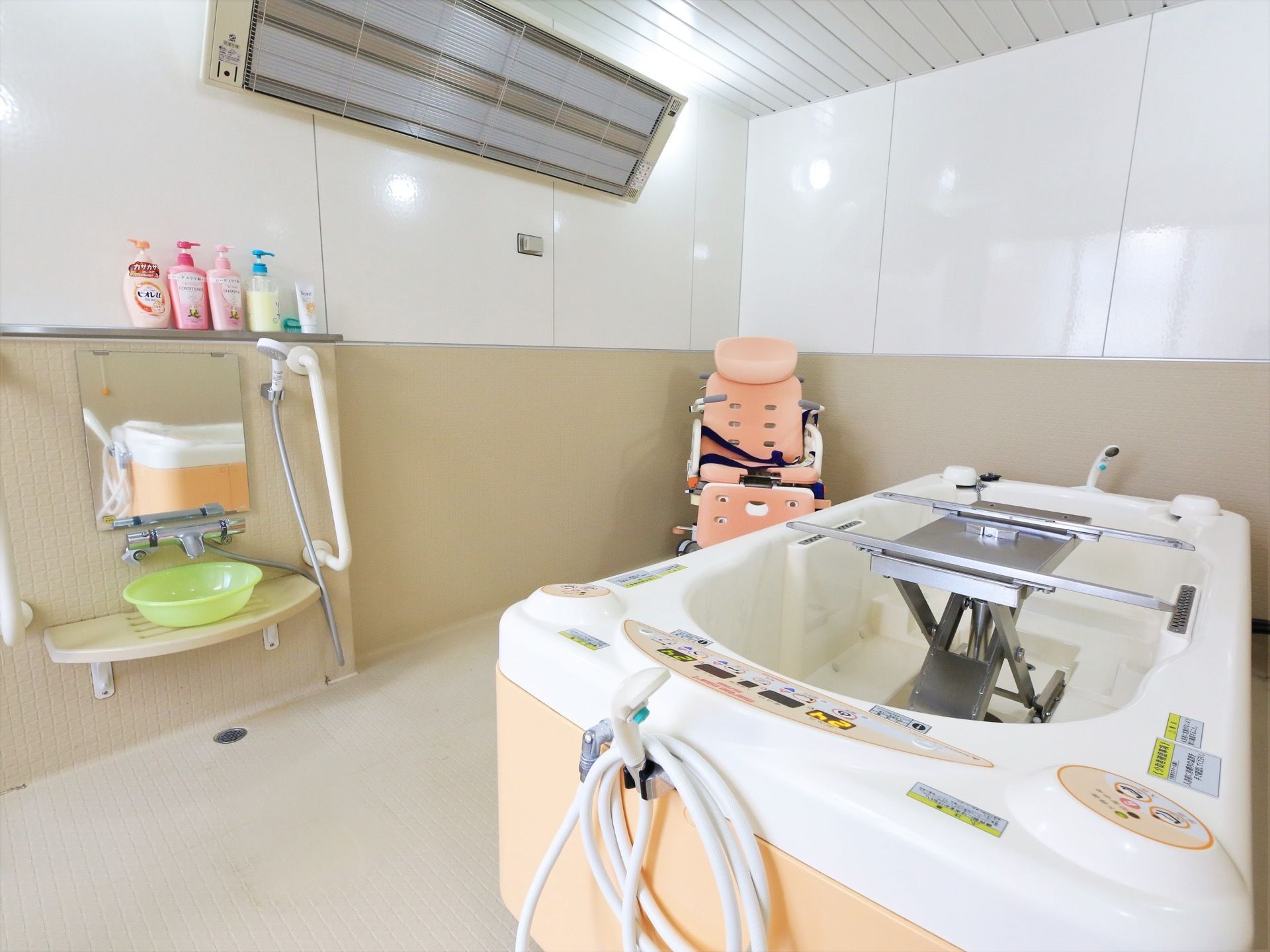 特殊浴槽を備えた浴室である。自立困難な場合は、職員による入浴介助を受けることができる。浴室内に暖房設備を整え、ヒートショックを防いでいる。