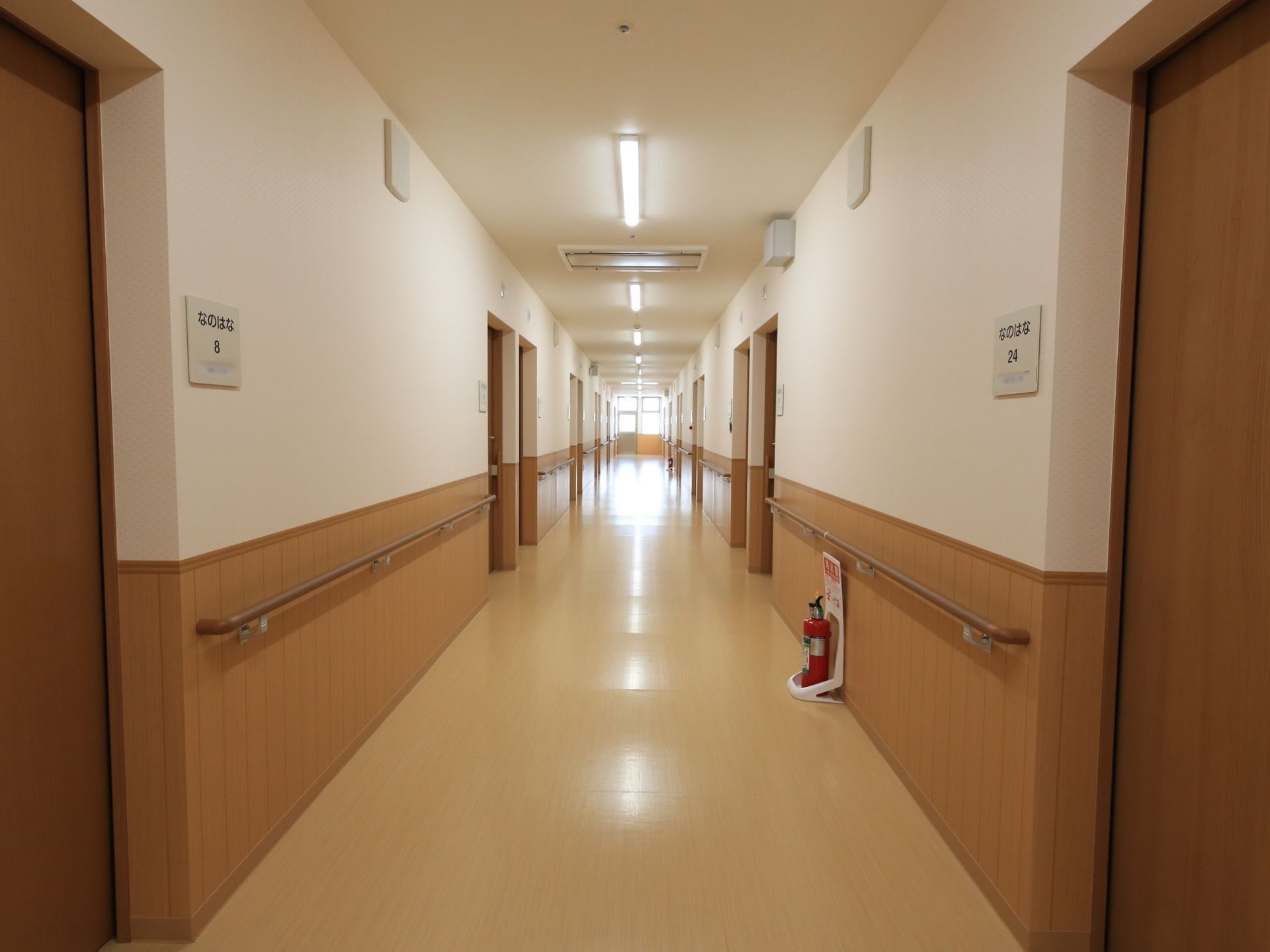 見通しの良い通路には消火器と手すりを備えている。冷暖房を完備し、一年中安心して過ごせる環境を整えている。
