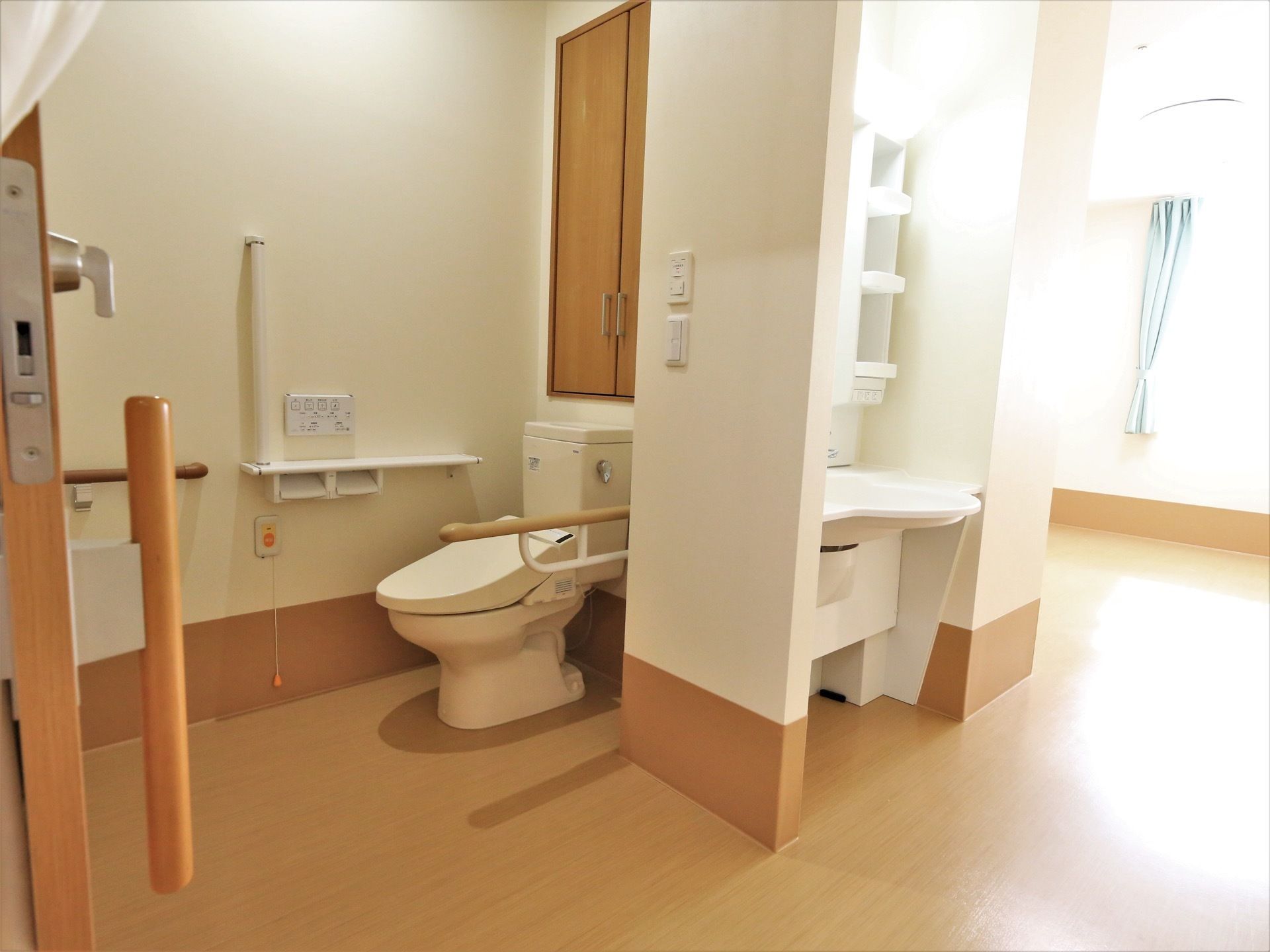 室内を壁や扉で仕切らずトイレや洗面台を配置している。部屋を広く使え、車椅子でも自由に移動できるスペースを確保している。