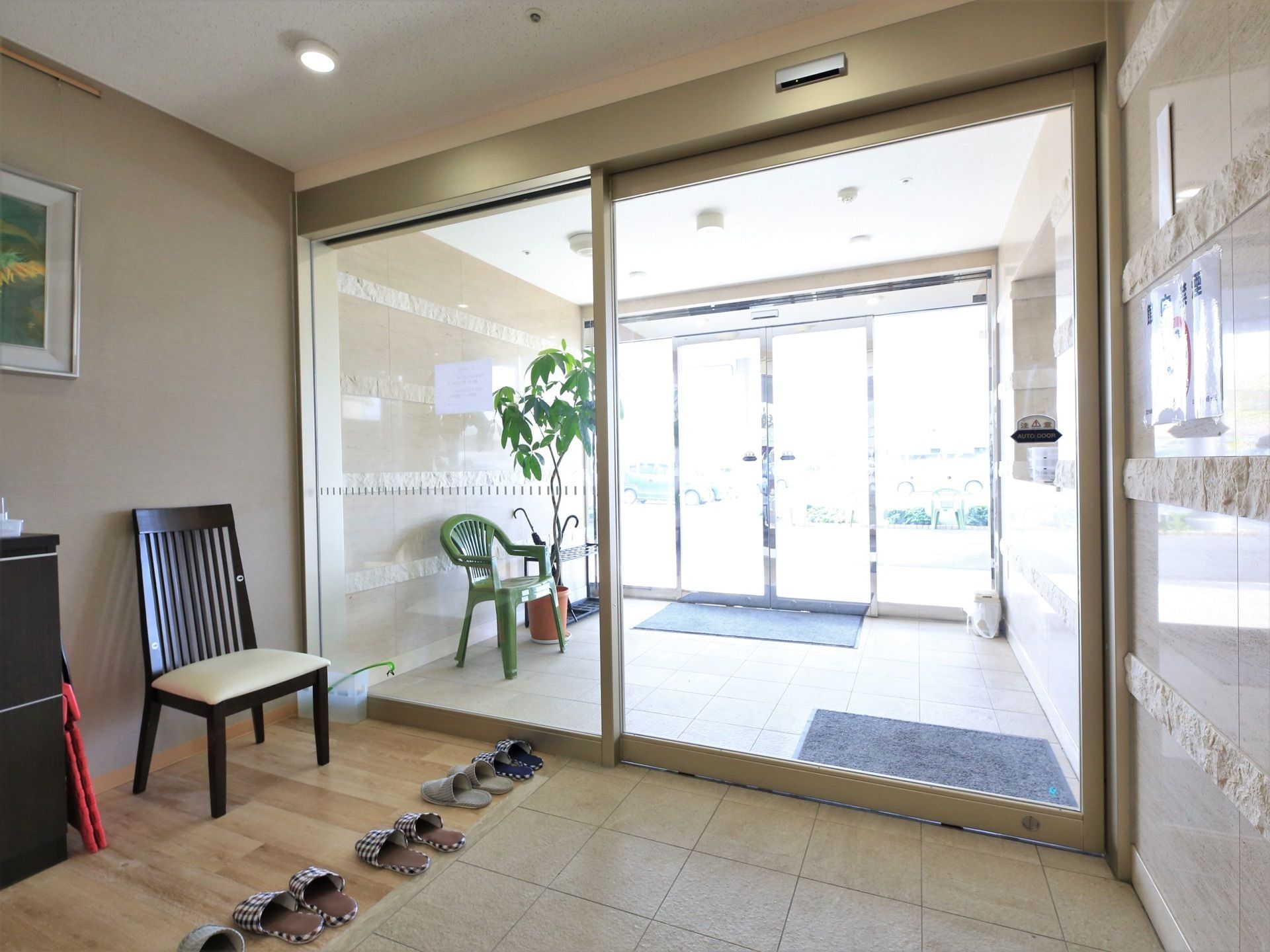 風よけ室に受付を設け、施設への出入りを監視している。入居者様の出入りは職員が見守り、安心して生活できる環境を整えている。